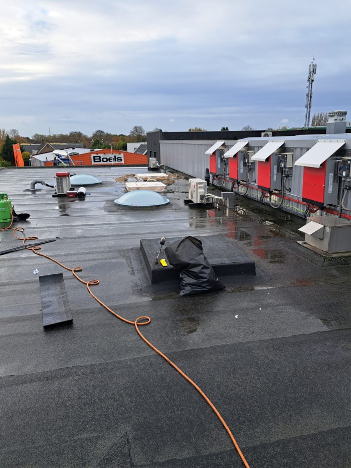 verwijderen en vervangen van diverse lichtkoepels<br />
vervangen diverse gevelkozijnen kantine 